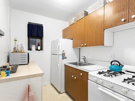 4th image of 319 W 54th St #1G