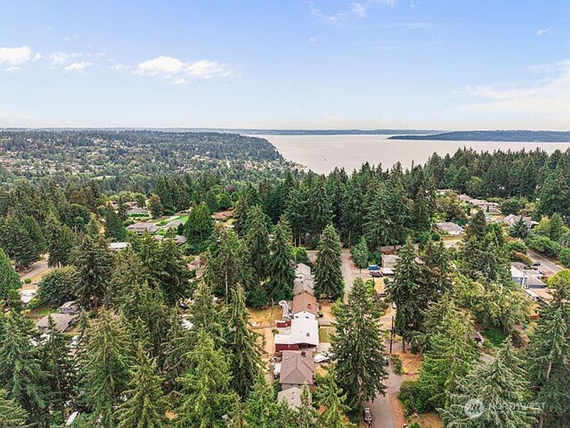 5th image of 16632 15th Avenue SW