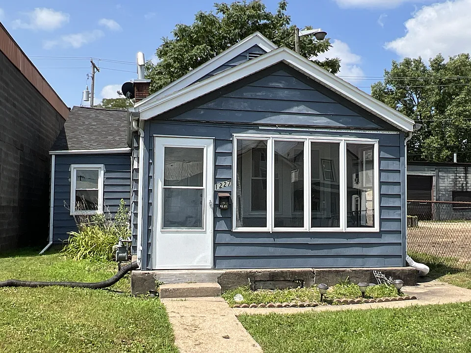 1227 Elm St