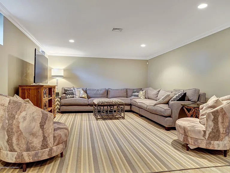 401 Monmouth Ave — Photo 23
