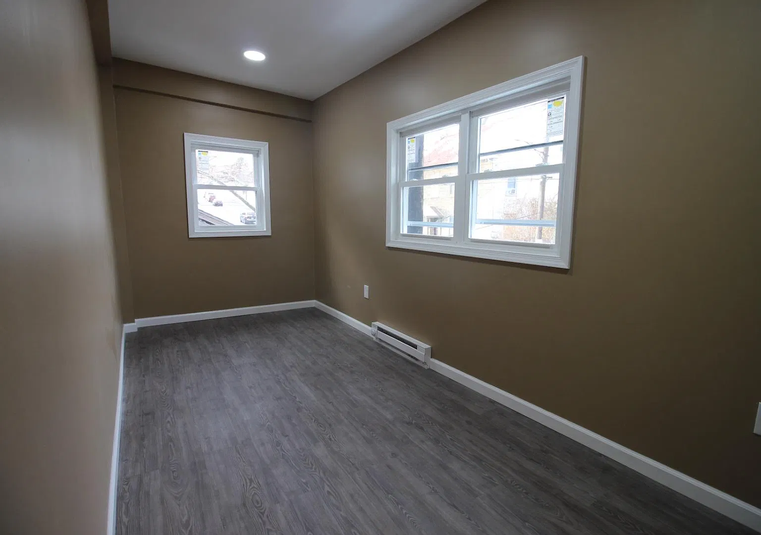 910 E Market St — Photo 1