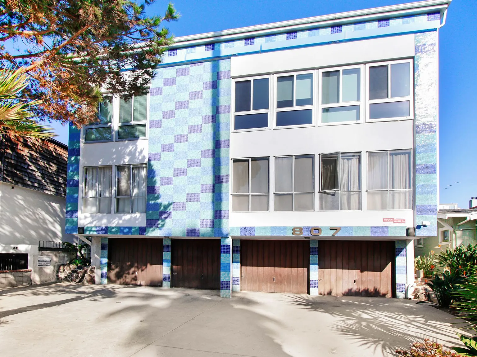 807 5th Street in Santa Monica. Steps to Montana Ave and 5 blocks to the beach! — Photo 3