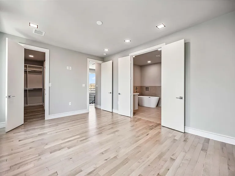 1111 W 21st St — Photo 30