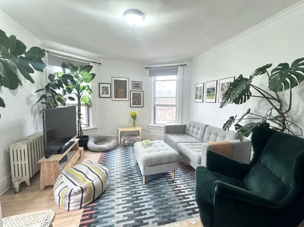 2 Chicora Ave Floor 3, Toronto, ON M5R 1T6