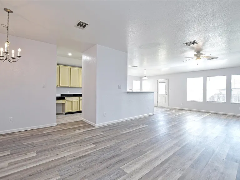 401 Bandera Woods Blvd — Photo 6