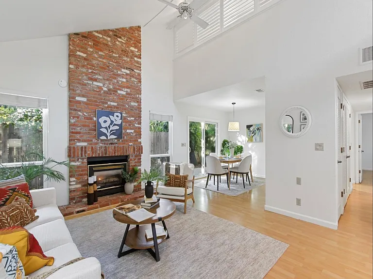 325 E 8th St #5 — Photo 6