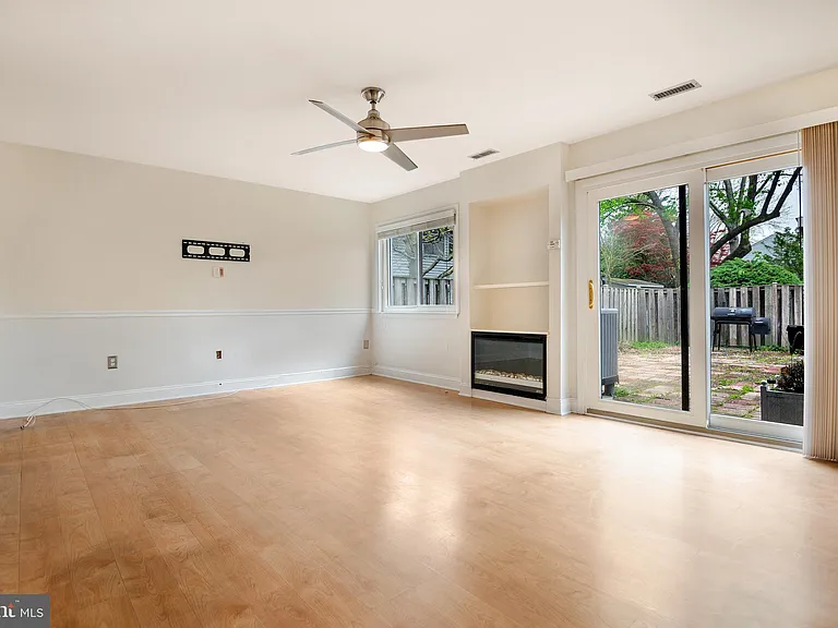 1055 Cedar Ridge Ct — Photo 5