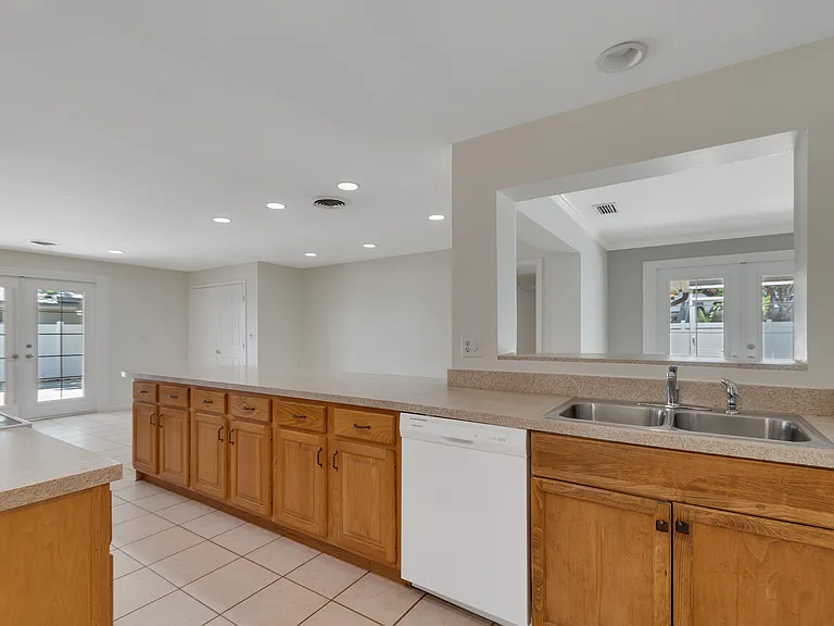 525 Iris Ln — Photo 22