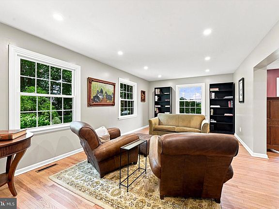 3rd image of 7 Manor View Cir