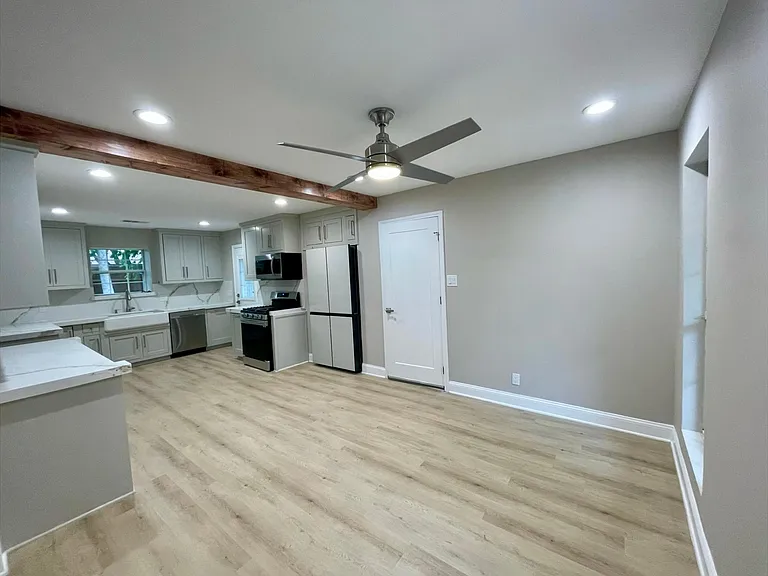 1433 Pickwick Ln — Photo 5