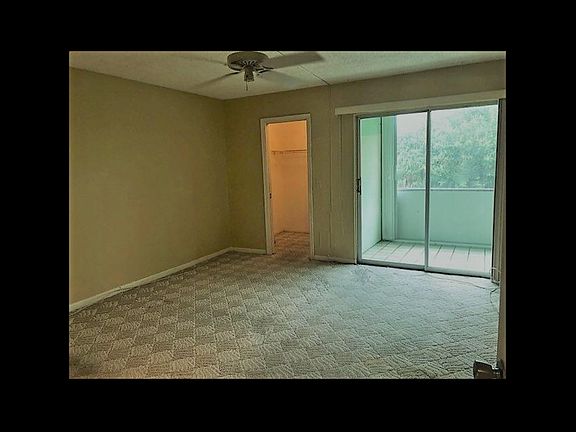 5th image of 302 Greenbrier Cir #C