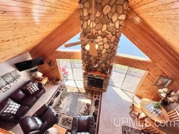 21330 Long Lake Rd, Ishpeming, MI 49849