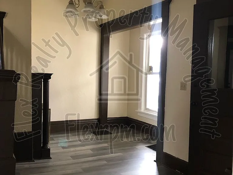 2452 Lawrence Ave — Photo 9