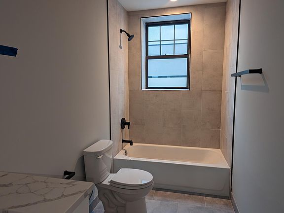 4th image of 2032 W Montrose Ave #2023