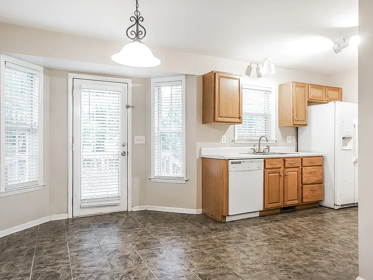 621 Groveton Trl — Photo 6
