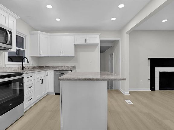 2nd image of 576 Colony Rd