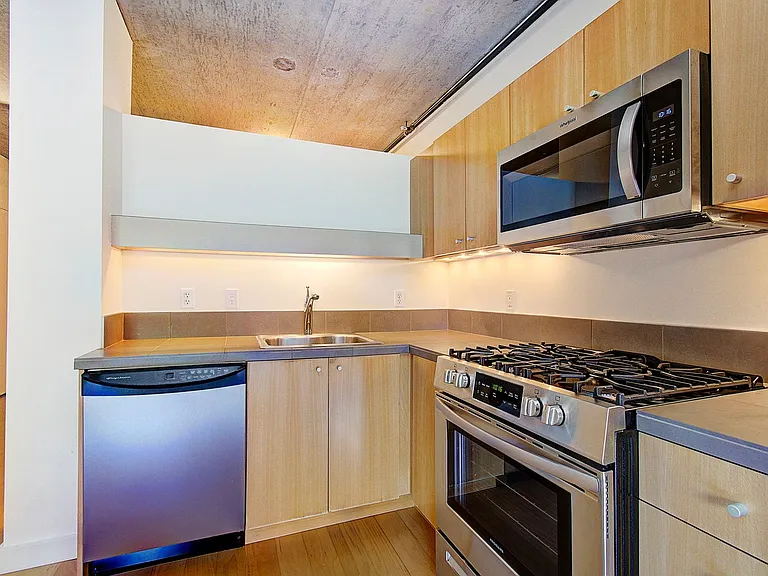 1926 W Burnside St #204 — Photo 18