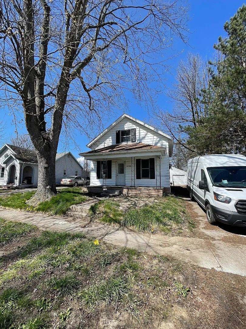 1918 Stanley St — Photo 1