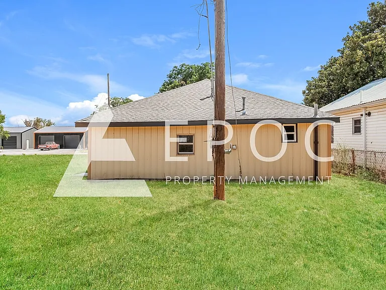 635 E 3rd St — Photo 15