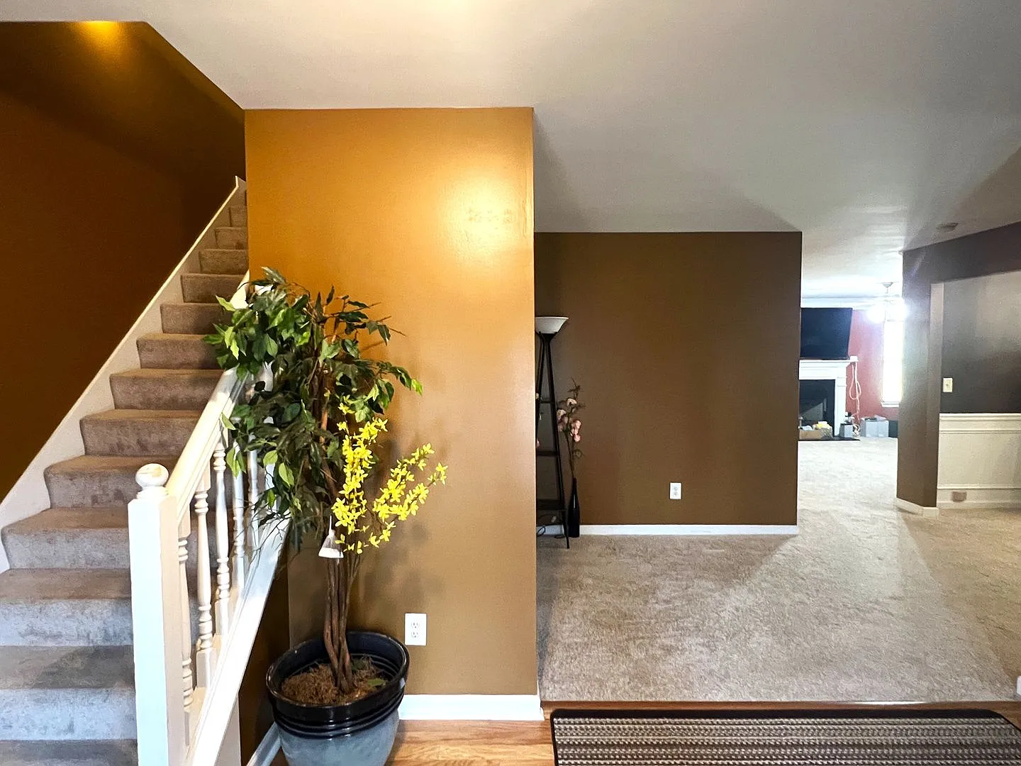 Spacious 4BD/2.5B Home in Hampton — Photo 2