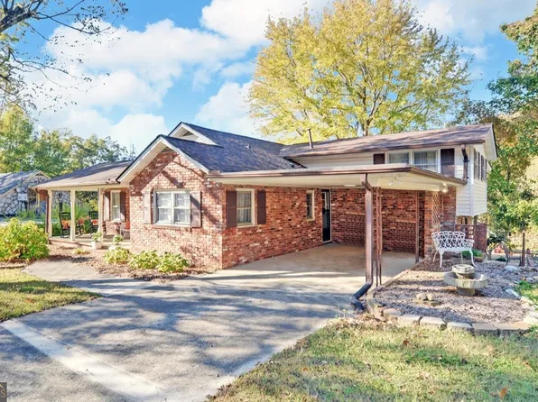 1879 Falls Rd, Toccoa, GA 30577