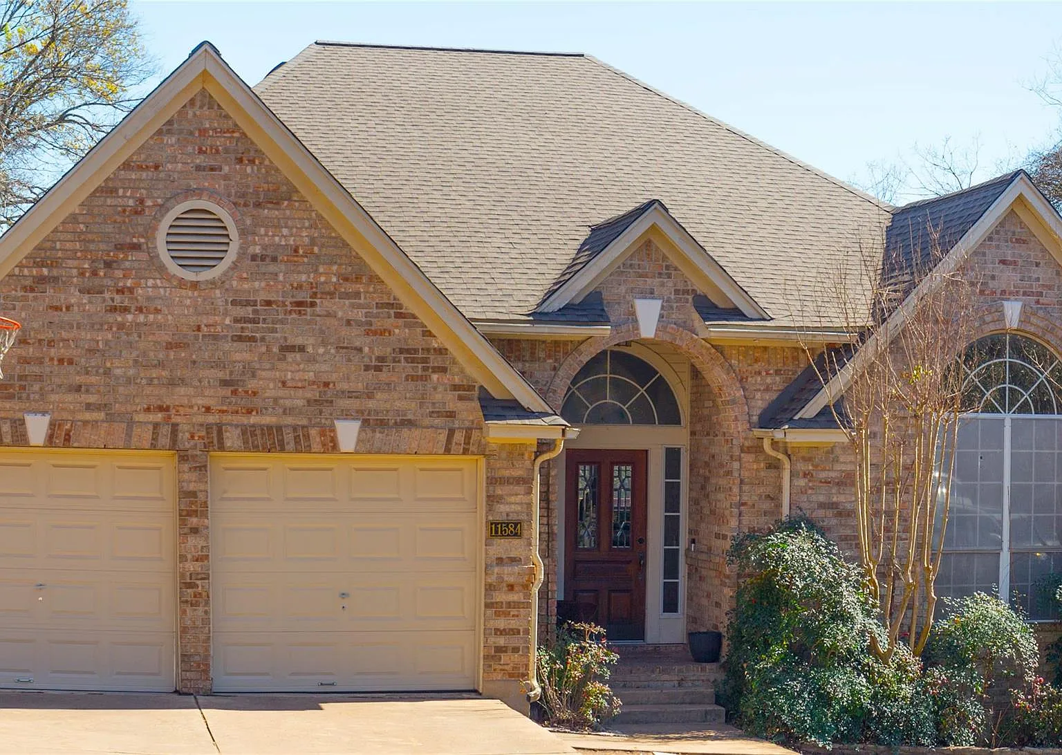 4 bed, 2.0 bath, 2375 sqft, $2,798 — Photo 1