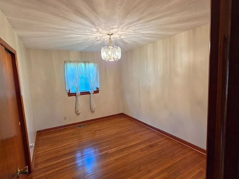 916 Elliott St — Photo 10