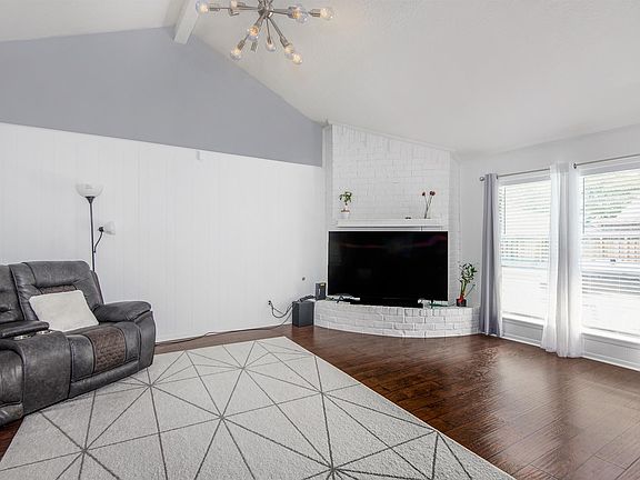 5th image of 3805 Downing Cir