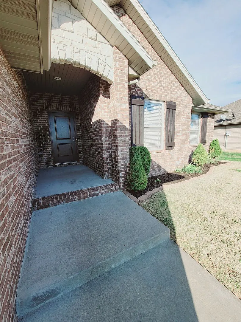 Building Photo - 5605 W Sunflower Dr