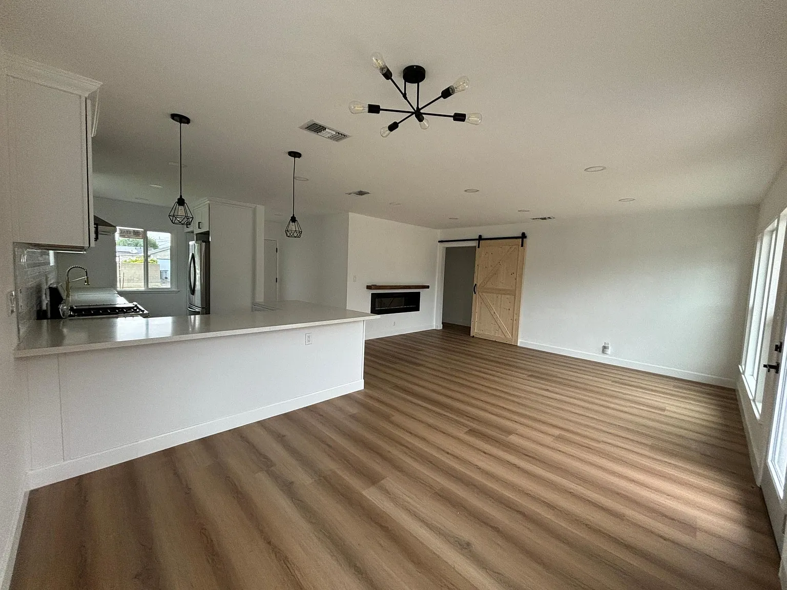 3 bed, 1106 sqft, $4,695 — Photo 3