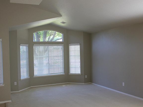 5th image of 712 Oak Brook Dr