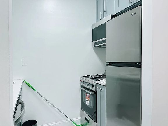3rd image of 350 W 50th St APT 2PP
