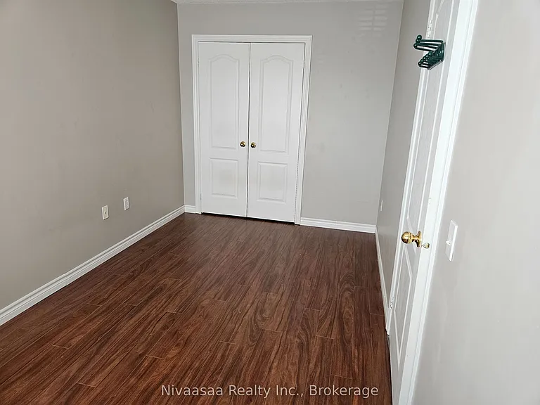 926 Ledbury Cres — Photo 18