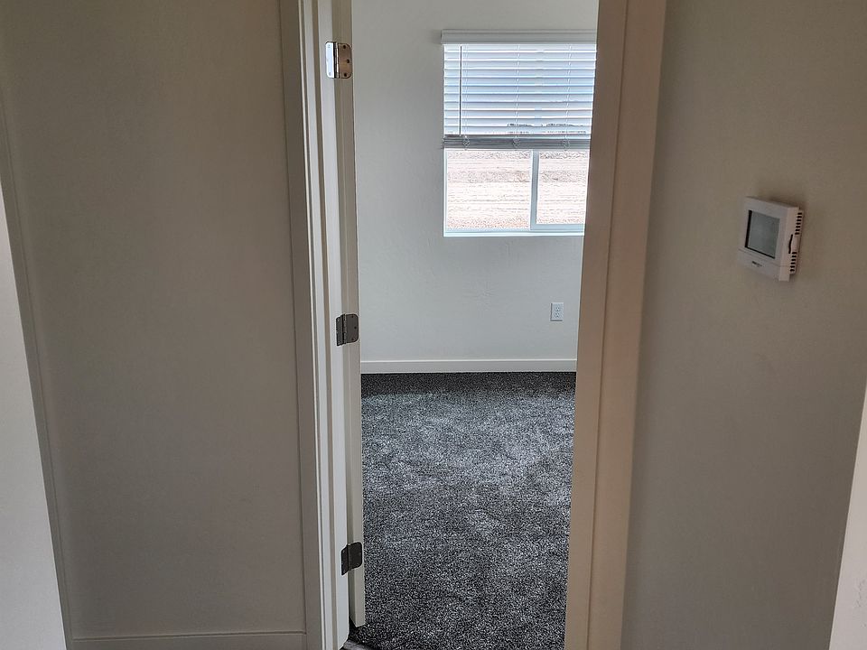 Bedroom 1 entry