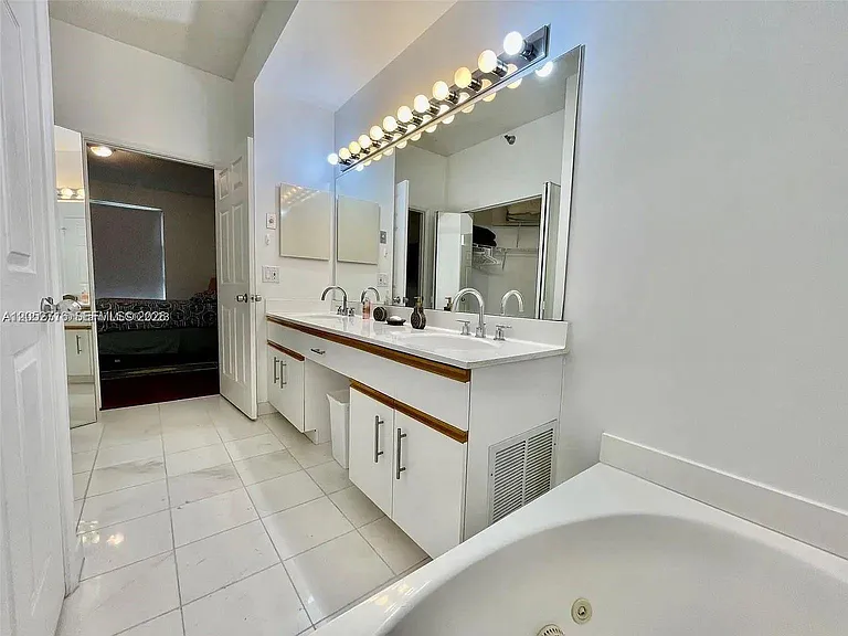 3400 NE 192nd St #Penthouse 7 — Photo 8