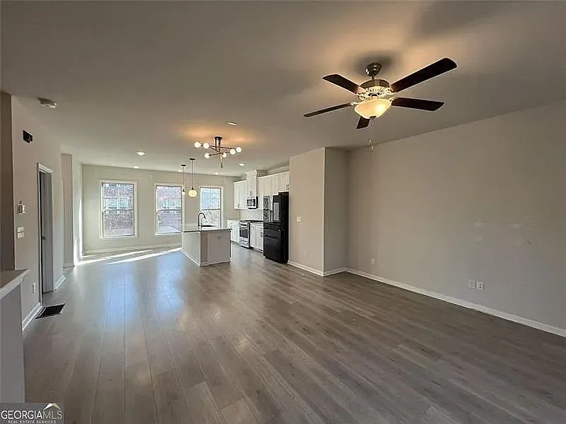 3 bed, 3.5 bath, 2019 sqft, $2,800 — Photo 2