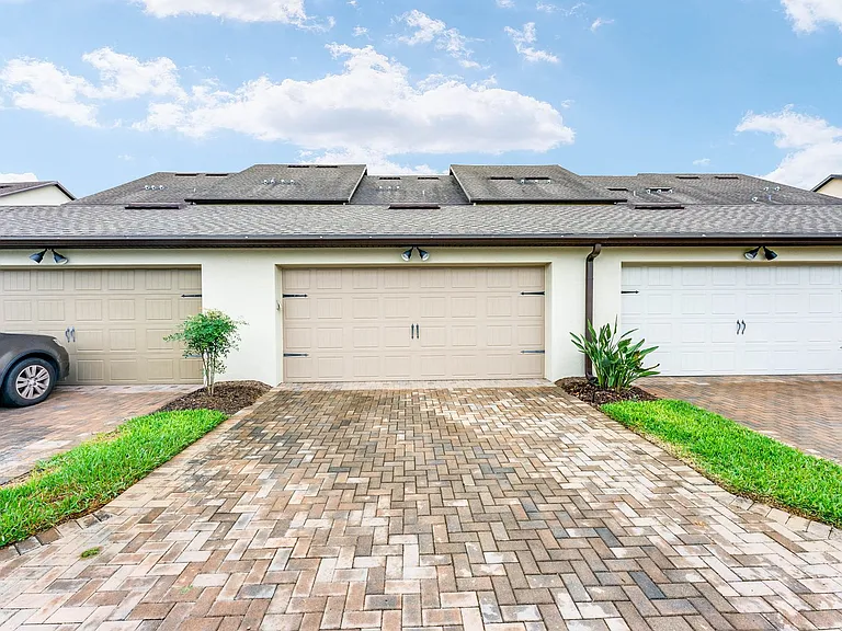 7254 Duxbury Ln — Photo 19