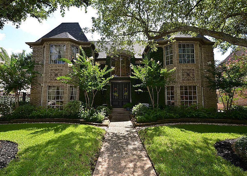 Front view of this extraordinary home located at 1527 Hannington Dr.