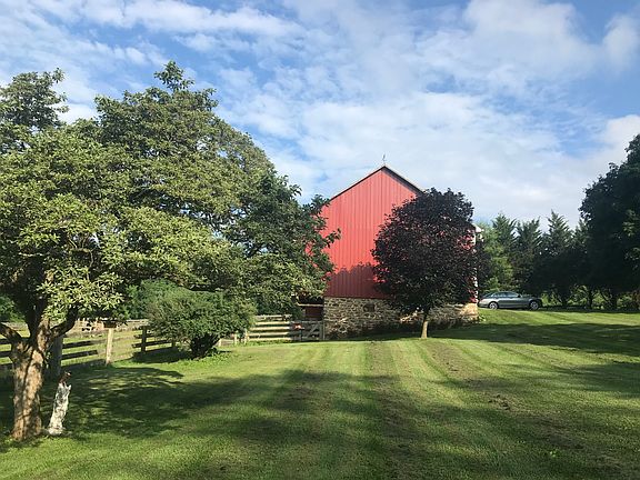 Enormous 5-stall bank barn