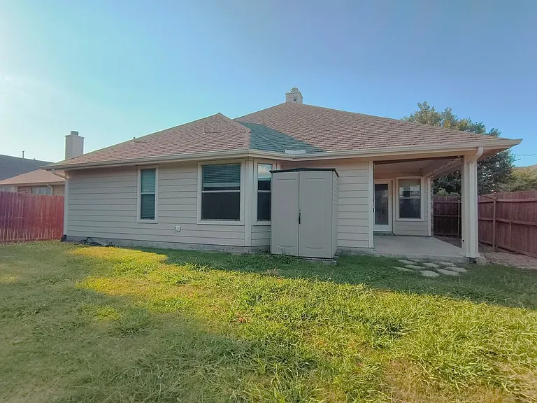 824 Lake Grove Dr — Photo 23