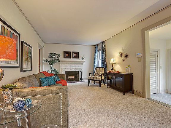 5th image of 121 Dover Cir