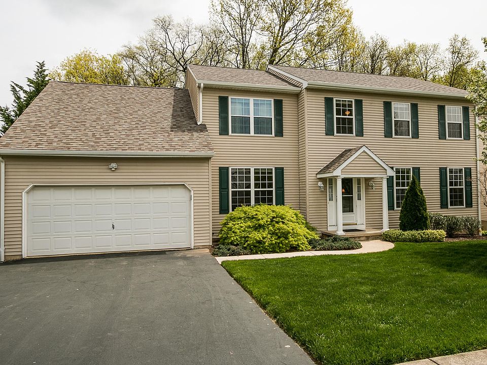 4 BR, 2.5 BA colonial: wlk-out bsmt, renov kitchen