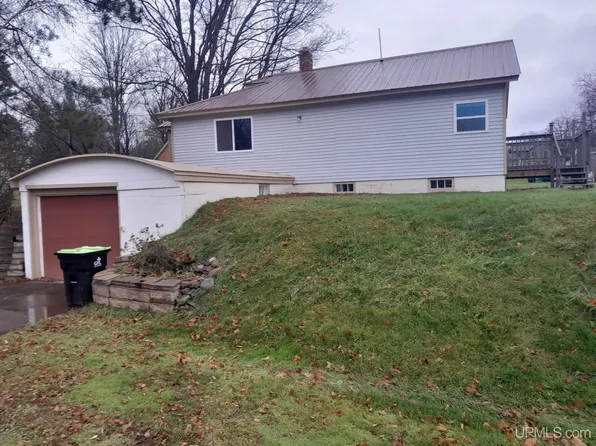 800 E Sturgeon St, Iron River, MI 49935