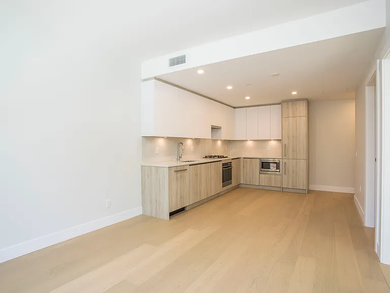 423 6th St #211 — Photo 12