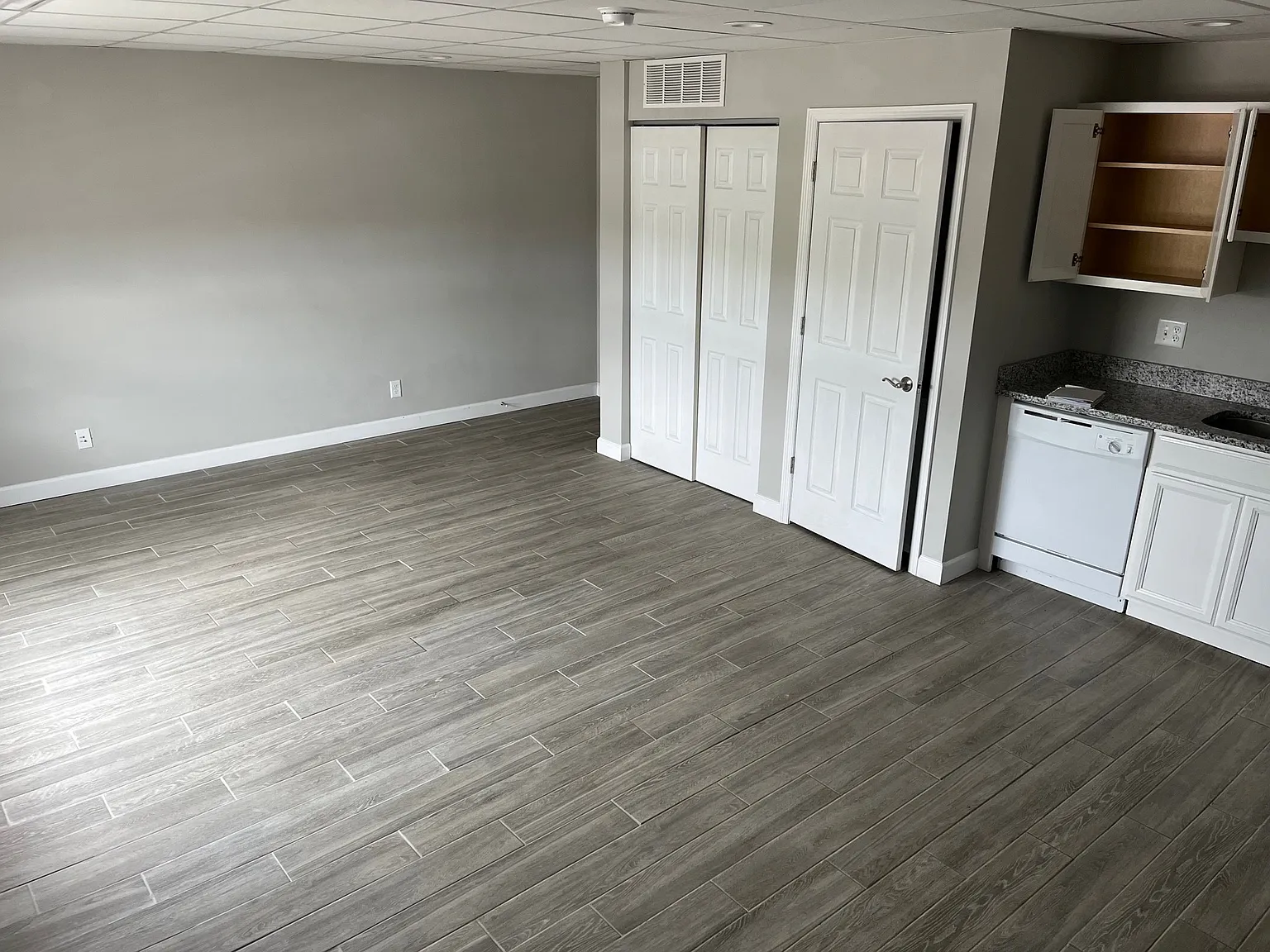 1 bed, 1.5 bath, 765 sqft, $1,180 — Photo 2