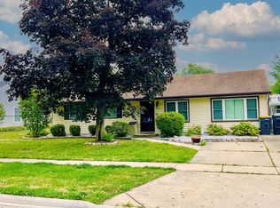 601 Parkside Cir, Streamwood, IL