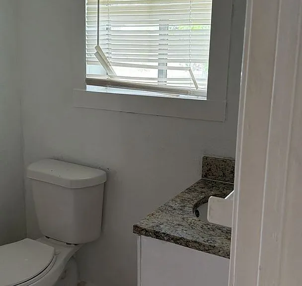 102 N Avenue C — Photo 9