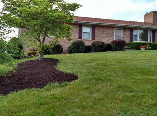 206 Hillandale Dr, Troutville, VA 24175