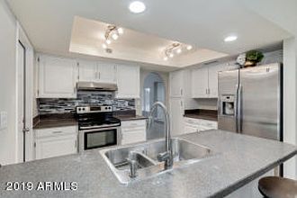 5th image of 916 W Straford Dr