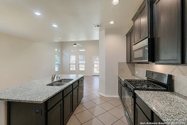 4 bed, 3.5 bath, 2373 sqft, $2,250 — Photo 4